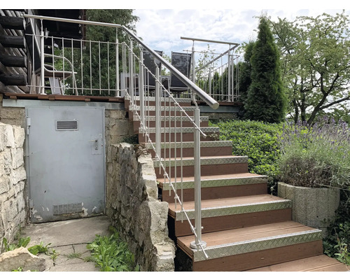 Außentreppe mit Edelstahlgeländer und braunen Stufen