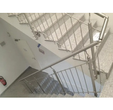 Treppenhaus mit Geländer und Steinstufen