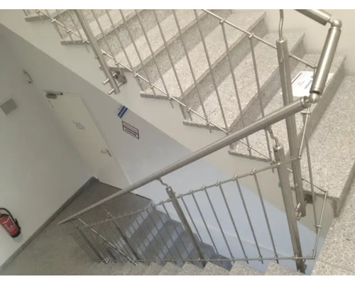 Treppenhaus mit Geländer und Steinstufen