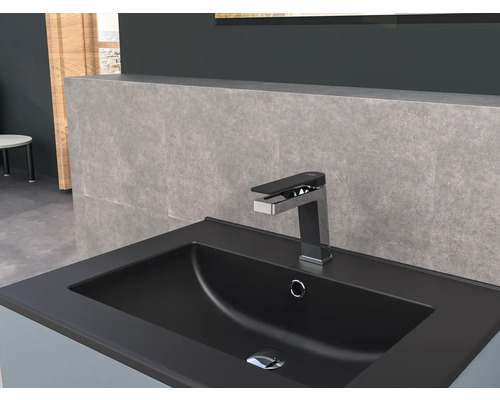 Schwarzes Waschbecken mit Armatur im Badezimmer