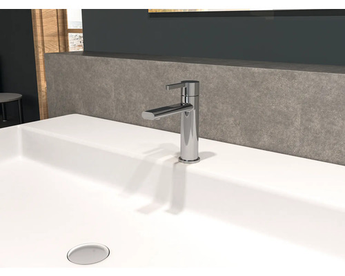 Auf einem Waschbecken befindet sich eine Armatur.