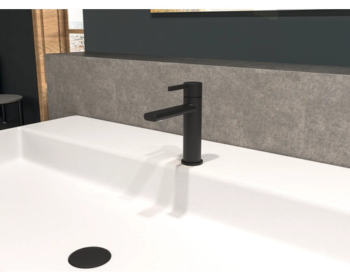 Schwarzer Waschtischmischer auf einem weißen Waschbecken