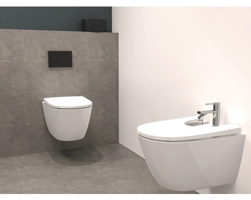 Modernes Badezimmer mit wandhängendem WC und Bidet