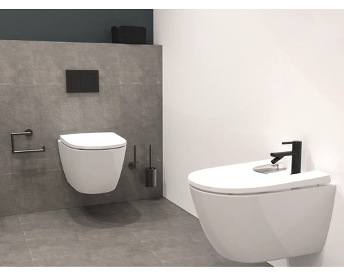 Badezimmer mit wandhängendem WC und Bidet in Weiß mit Armatur in Schwarz.