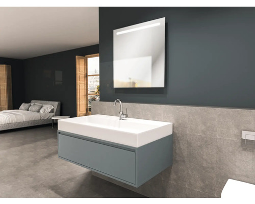 Badezimmer mit Waschtisch, Spiegel und Bett