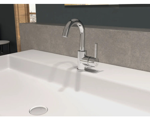 Auf einem Waschbecken befindet sich ein glänzender Wasserhahn.