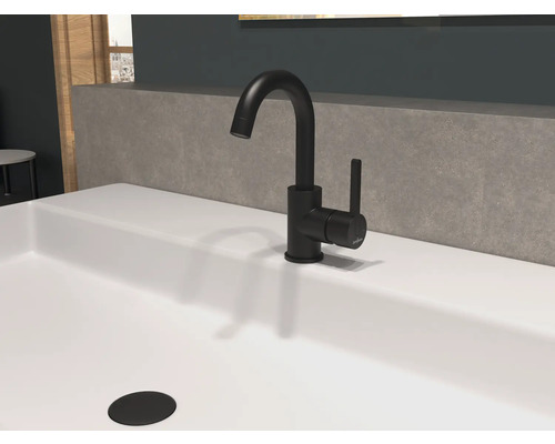Schwarzer Waschtischmischer auf einem weißen Waschbecken