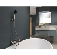 Badezimmer mit Armaturen, Duschkopf und Badewanne.