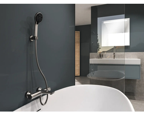 Badezimmer mit Armaturen, Duschkopf und Badewanne.