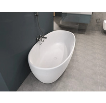 Freistehende Badewanne mit Armatur in einem Badezimmer