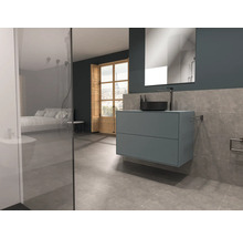 Modernes Badezimmer mit Waschtischunterschrank, Spiegel und angrenzendem Schlafzimmer