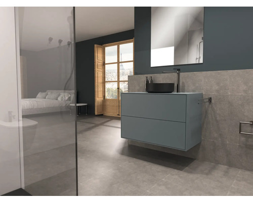 Modernes Badezimmer mit Waschtischunterschrank, Spiegel und angrenzendem Schlafzimmer