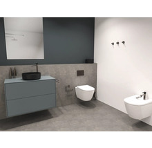 Modernes Badezimmer mit Waschtisch, Spiegel, Toilette und Bidet
