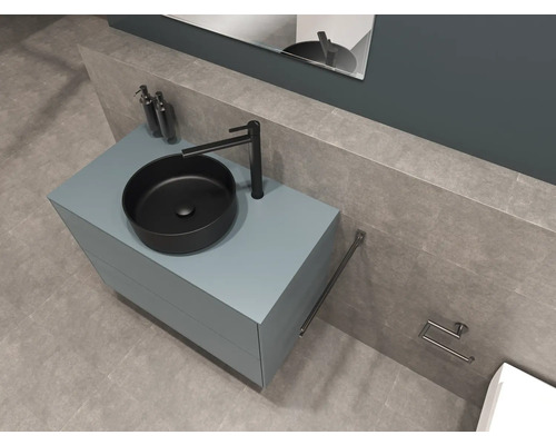 Badezimmer mit Aufsatzwaschbecken, Waschtischunterschrank, Armatur, Seifenspender, Handtuchhalter und Toilettenpapierhalter