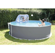 Aufstellpool mit zwei spielenden Personen und aufblasbarem Tor