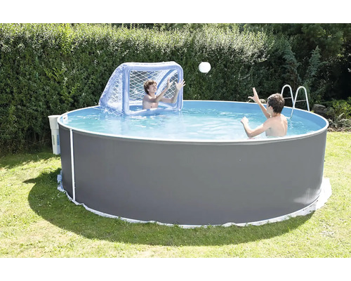 Aufstellpool mit zwei spielenden Personen und aufblasbarem Tor