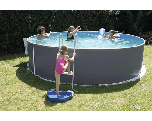Aufstellpool mit Kindern und Leiter im Garten