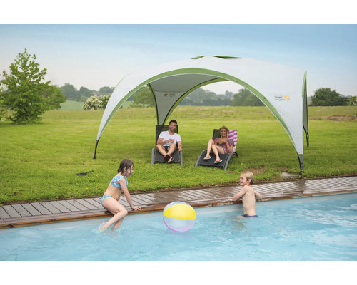 Szene mit Pool, spielenden Kindern und einer Familie, die unter einem Pavillon entspannt