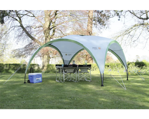 Aufbau eines Pavillons mit Tisch, Stühlen und Kühlbox im Garten.