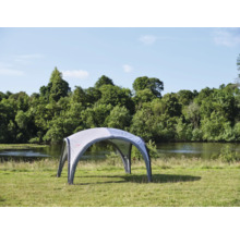 Grauer Party Pavillon auf einer Wiese