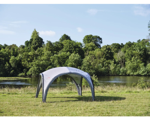 Grauer Party Pavillon auf einer Wiese