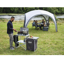 Szene mit Campingküche, Koch und Pavillon auf einer Wiese