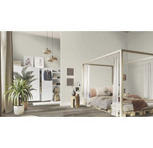 Heller, freundlicher Schlafraum mit Himmelbett, Schiebetürenschrank und Zimmerpflanzen