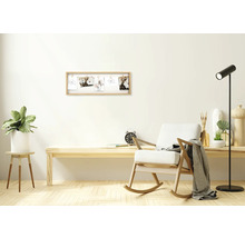 Wohnzimmer mit Holzschaukelstuhl, Tisch und Bilderrahmen