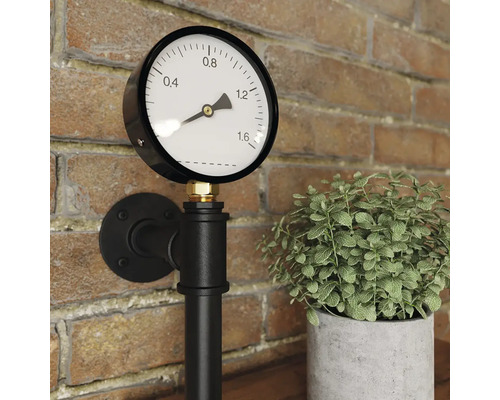 Manometer mit Rohrmontage vor einer Ziegelwand
