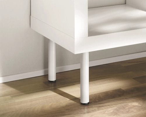 Detailansicht eines weißen Möbels mit runden Füßen