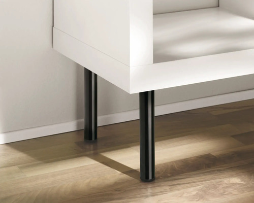 Weißes Regal mit schwarzen Füßen auf Holzboden