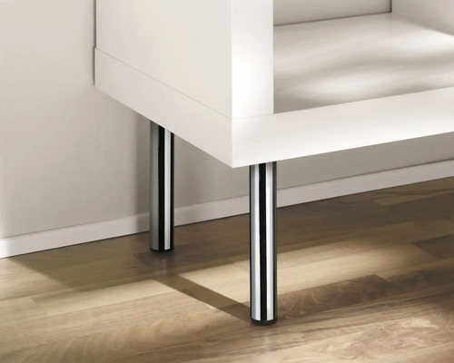 Weißes Möbelstück mit zwei Chrombeinen auf Holzboden