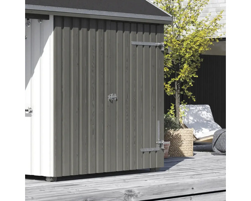 Gartenschrank mit Holztür und Metallbeschlägen auf einer Holzterrasse