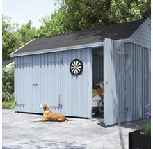 Gartenhaus mit geöffneten Türen, Dartscheibe und Hund