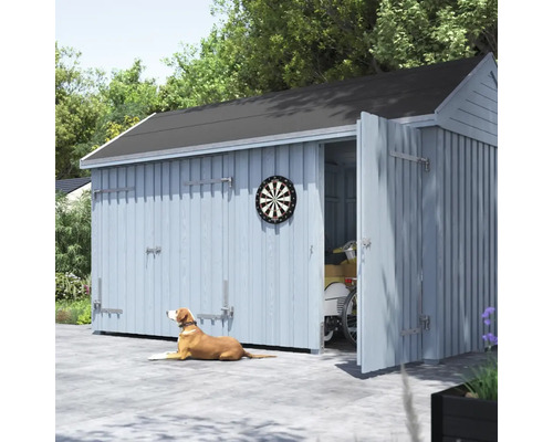 Gartenhaus mit geöffneten Türen, Dartscheibe und Hund