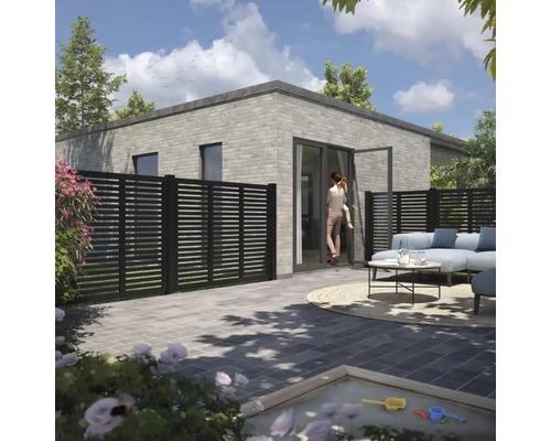 Moderne Gartenszene mit blickdichtem Zaun, Terrasse und Wohnhaus