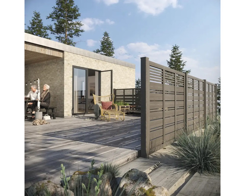 Außenbereich mit Holzterrasse und Sichtschutzzaun für Privatsphäre und Windschutz