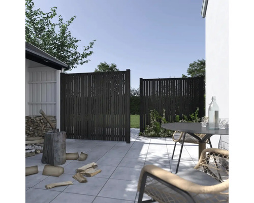 Außenbereich mit Holzzaun und Gartengarnitur auf Steinterrasse