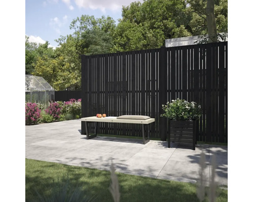 Gartenszene mit einem Holzzaun, einer Bank und einem Pflanzkasten