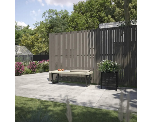 Gartenansicht mit Sichtschutzzaun, Sitzbank und bepflanztem Blumenkübel