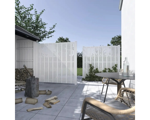 Garten mit weißem Sichtschutzzaun und Sitzbereich