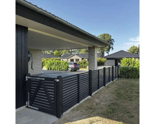 Außenansicht eines Hauses mit einem Zaun und einer Zauntür