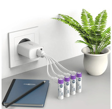 Ladegerät mit mehreren AAA Batterien, Notizblock und Stift auf einem Tisch