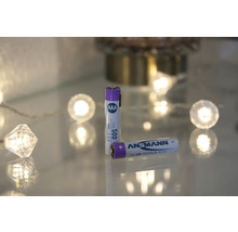 Zwei Ansmann AAA-Akkus liegen auf einer Glasoberfläche