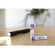 Ansmann AAA Batterien und eine Taschenlampe