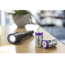 Ansmann Logo mit Ansmann Batterien und einer eingeschalteten Taschenlampe