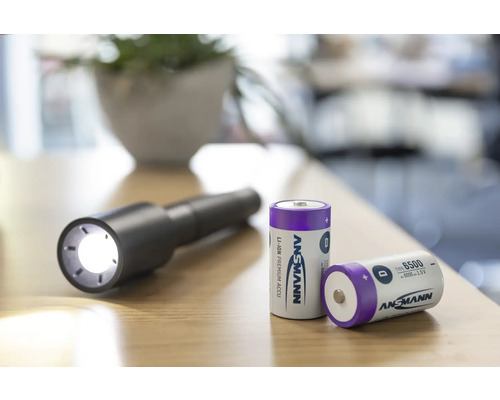 Ansmann Logo mit Ansmann Batterien und einer eingeschalteten Taschenlampe