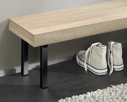 Bank mit Holzoptik und Metallfüßen im Flur