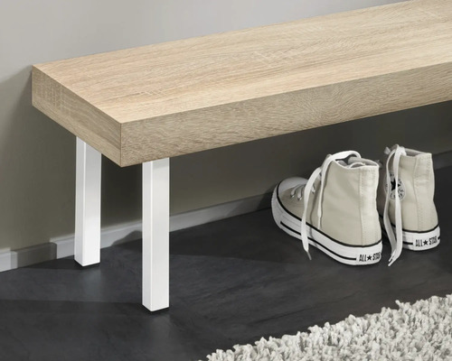 Bank mit Sitzfläche in Holzoptik und weißen Beinen