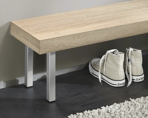 Holzbank mit Metallfüßen und Schuhen